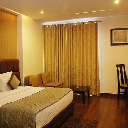 Hotel Deer Parkk Нью-Дели Экстерьер фото