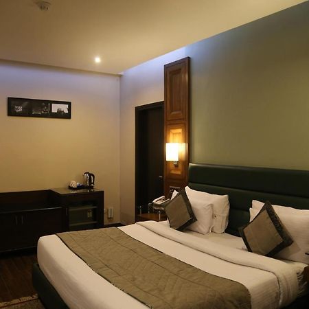 Hotel Deer Parkk Нью-Дели Экстерьер фото