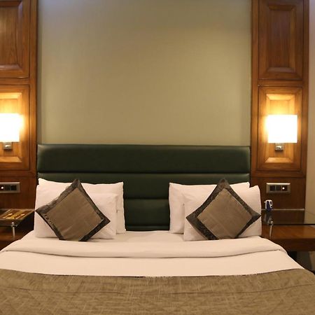 Hotel Deer Parkk Нью-Дели Экстерьер фото