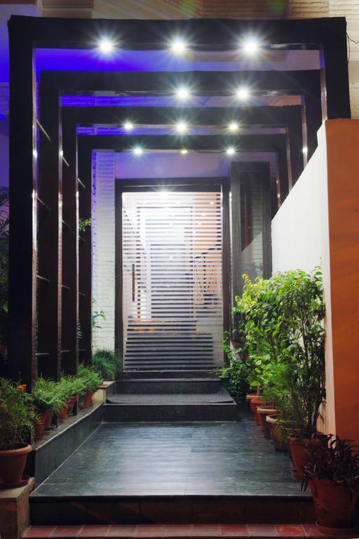 Hotel Deer Parkk Нью-Дели Экстерьер фото