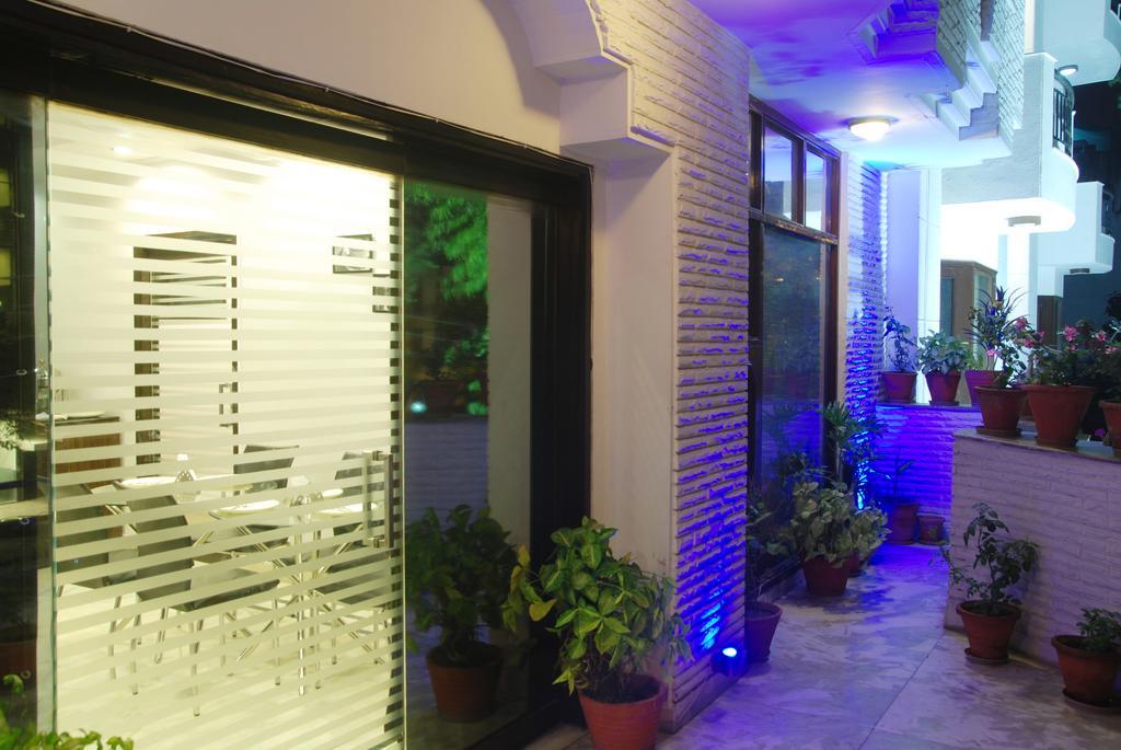 Hotel Deer Parkk Нью-Дели Экстерьер фото