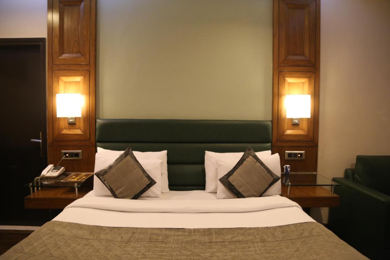 Hotel Deer Parkk Нью-Дели Экстерьер фото