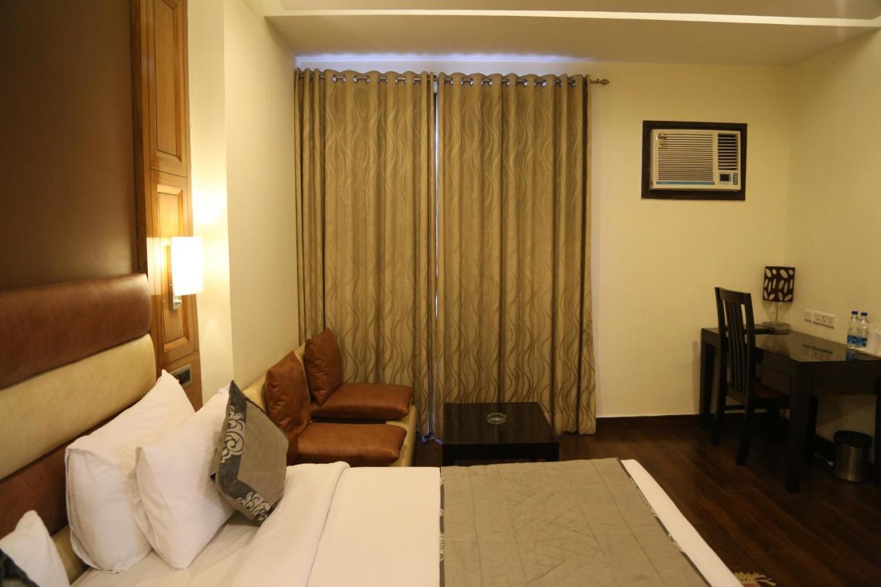 Hotel Deer Parkk Нью-Дели Экстерьер фото