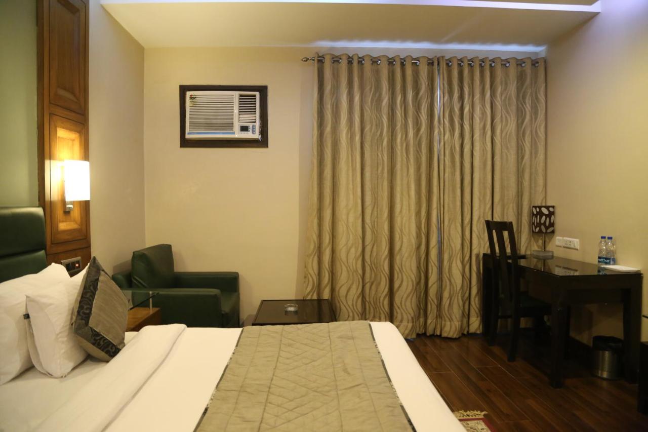 Hotel Deer Parkk Нью-Дели Экстерьер фото